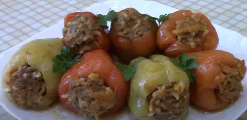 Фаршированные фаршем и рисом перцы
