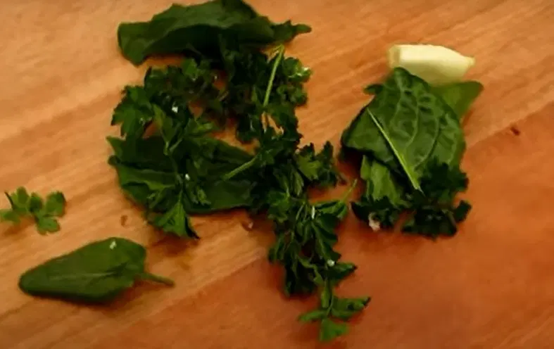 Салат с курицей, черносливом и грецкими орехами — шаг 5