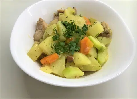 Картофельное рагу с мясом на сковороде