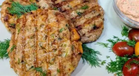 Сербская плескавица с соусом