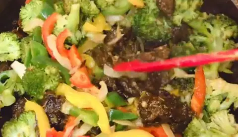 Горячий салат из брокколи по-китайски