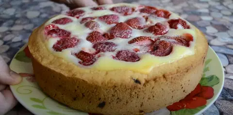 Заливной пирог с клубникой