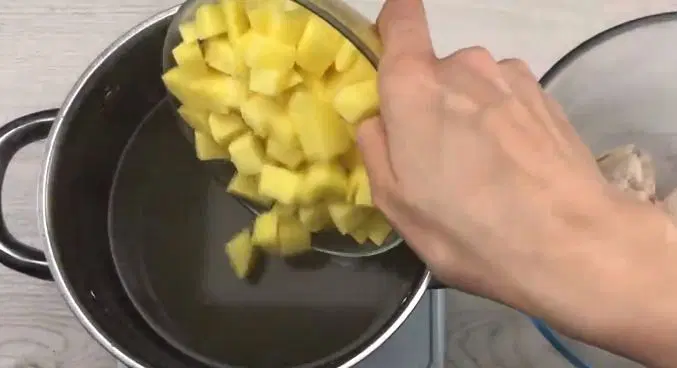 Сырный суп по-французски с курицей — шаг 2