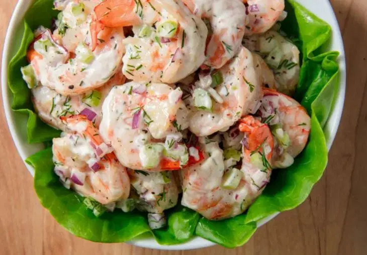 Легкий салат с креветками