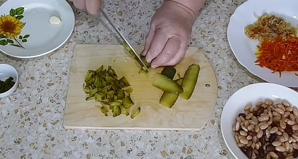 Салат с фасолью, солеными огурцами и морковью — шаг 4