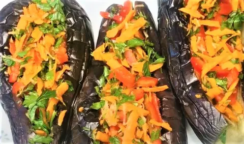 Квашеные баклажаны с морковью, чесноком и зеленью на гриле