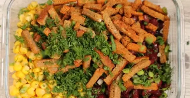 Салат с фасолью, кукурузой и сухариками — шаг 3