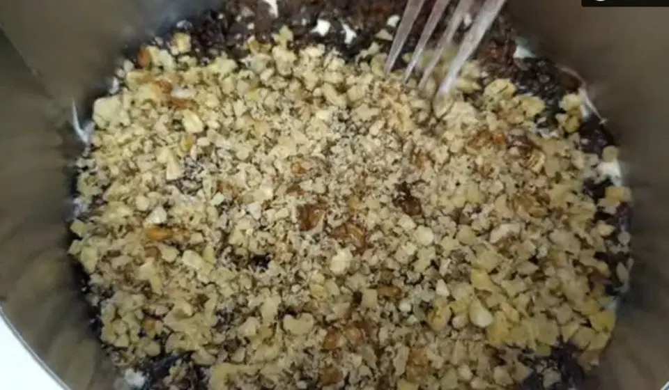Салат с черносливом и копченой курицей — шаг 3