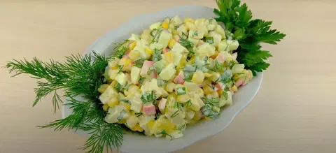 Крабовый салат с апельсинами и кукурузой
