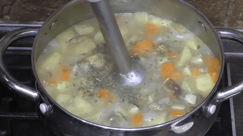 Суп-пюре из белых грибов с чесночными гренками — шаг 3