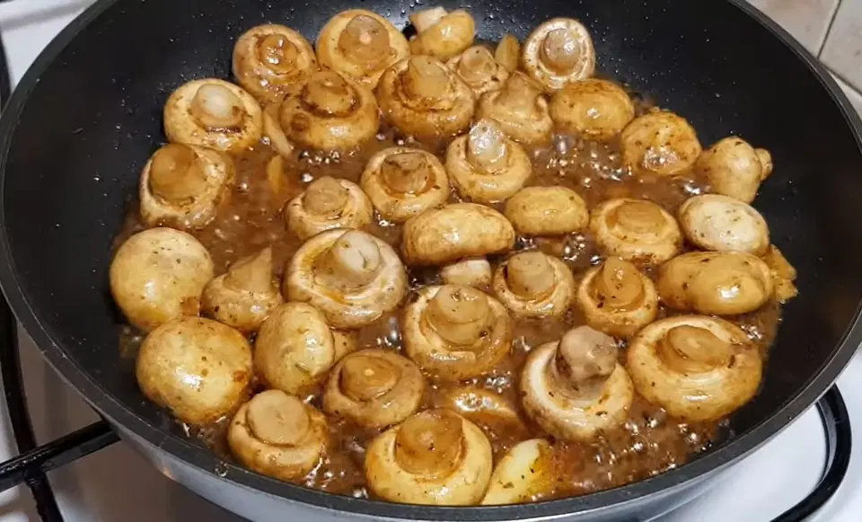 Жареные грибы с чесноком, петрушкой и лимонным соком — шаг 5