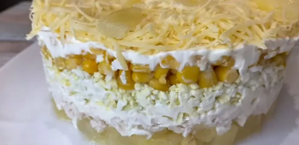 Салат из курицы с ананасами и кукурузой