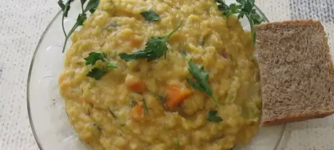 Чечевичная каша на сковороде из красной чечевицы