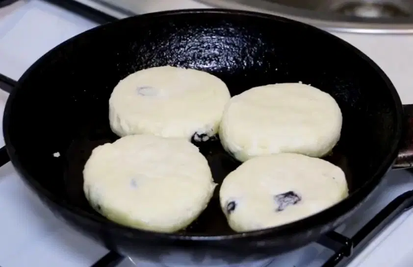 Вкусные творожные сырники с изюмом — шаг 6