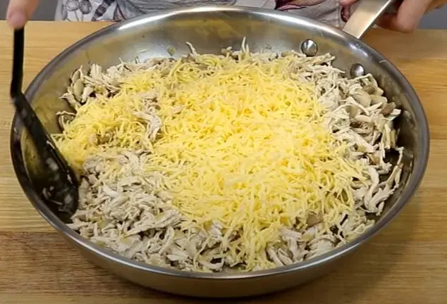 Блинчики с курицей и сыром — шаг 2