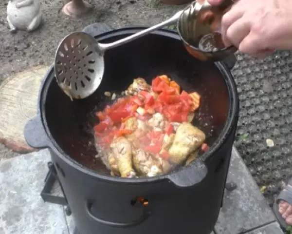 Петух в казане с картофелем и овощами — шаг 3