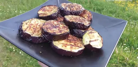 Баклажаны на гриле с чесноком, лимонным соком и тмином