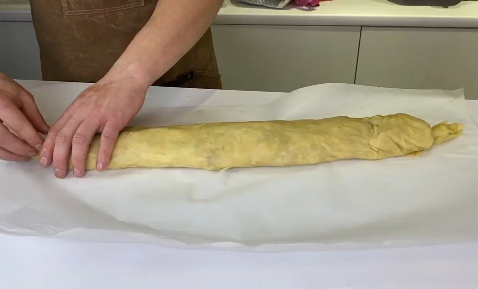 Венский штрудель с яблоками и корицей — шаг 6