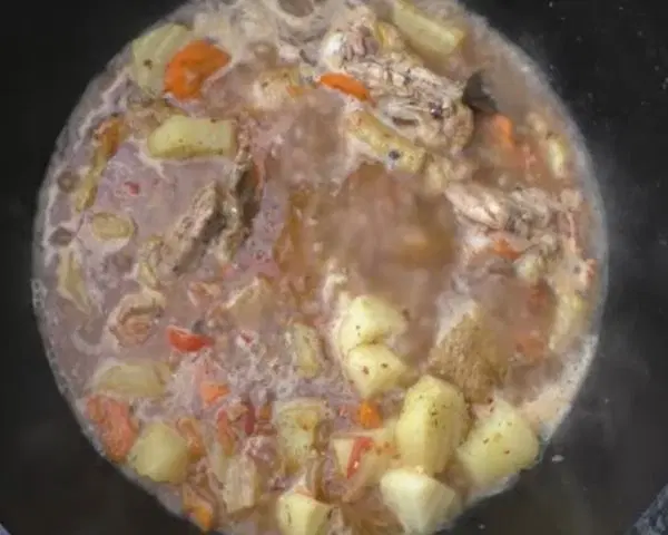 Петух в казане с картофелем и овощами — шаг 4
