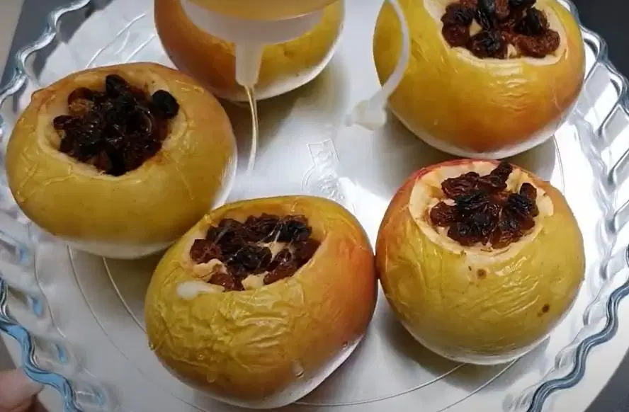 Запеченные яблоки с орехами, изюмом, медом и корицей — шаг 4