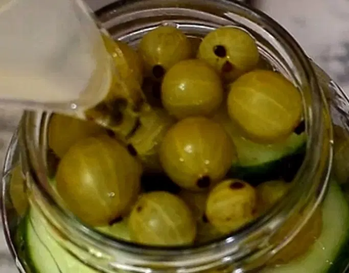 Маринованные огурчики с крыжовником — шаг 4