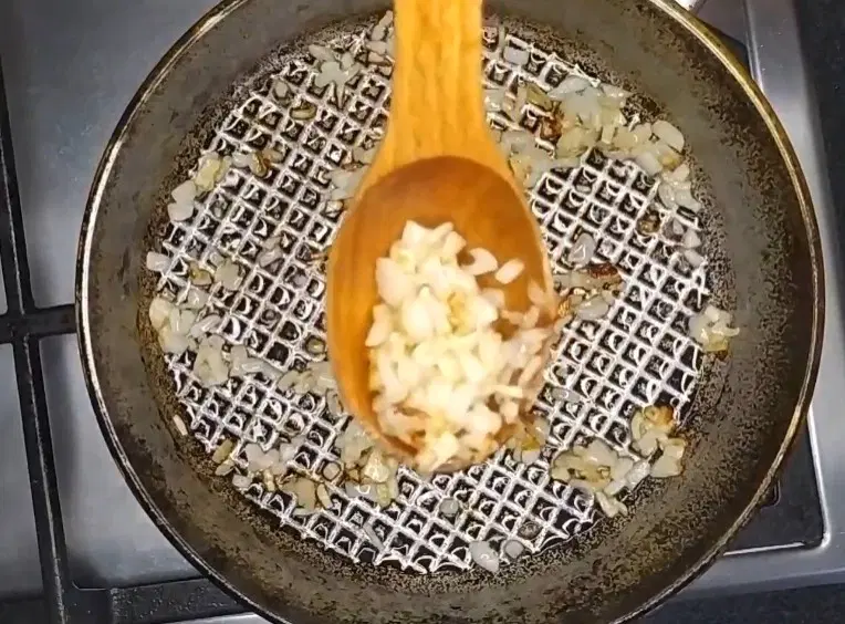 Жульен со свининой и грибами — шаг 2