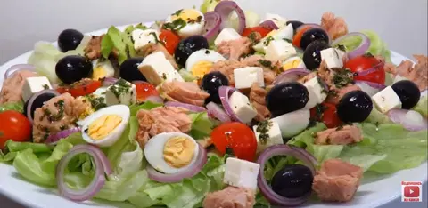 Салат с тунцом и черри