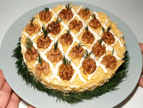 Салат с курицей и ананасами слоеный