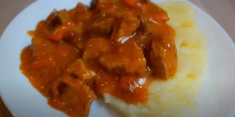 Гуляш из свинины с подливкой как в детском саду