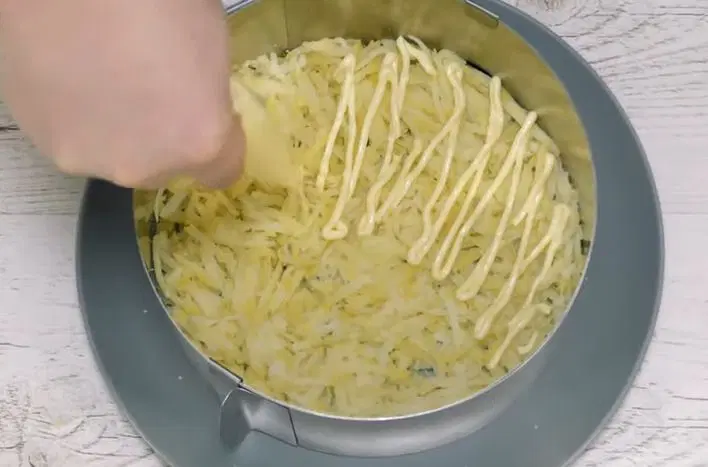 Вкусный рыбный салат Мимоза — шаг 3