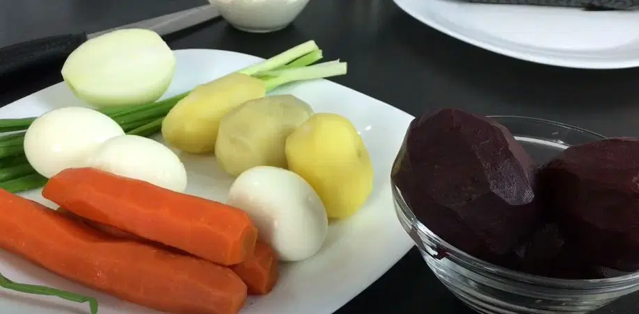 Салат Шуба со скумбрией — шаг 2