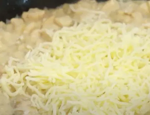 Жульен с курицей в булочке — шаг 10