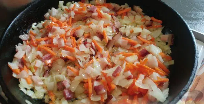 Кислые щи с говядиной и беконом (в духовке) — шаг 6