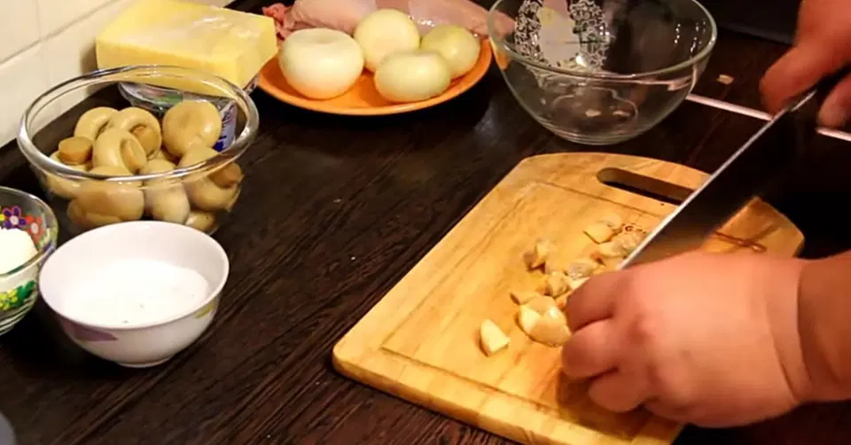 Нежный куриный жюльен с грибами и сыром — шаг 3