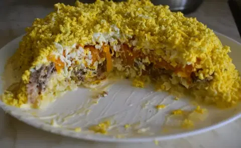 Салат Мимоза с рыбными консервами