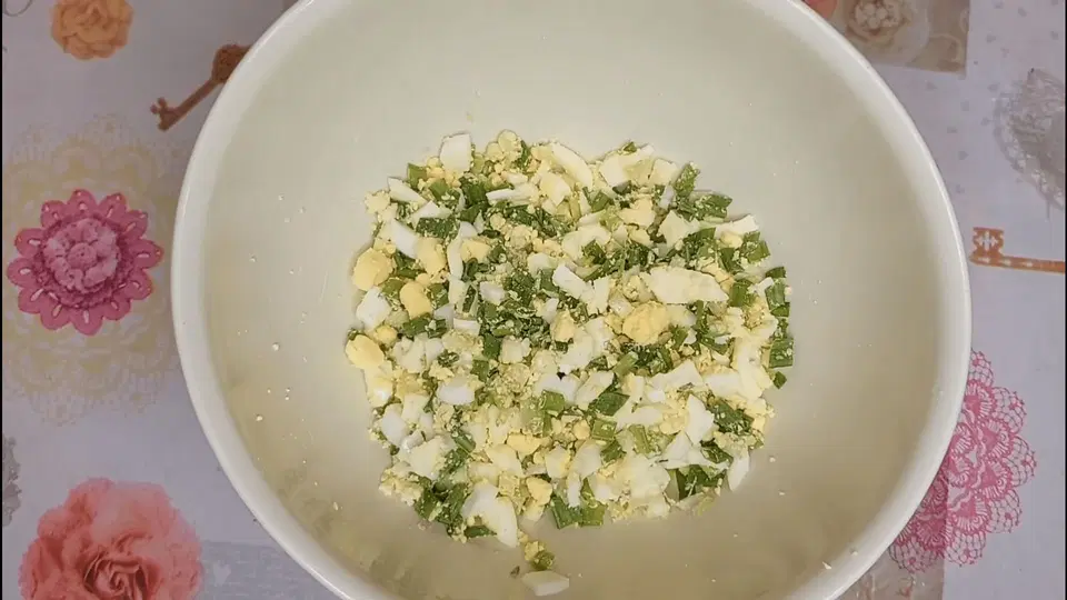 Чебуреки с яйцом и зеленым луком — шаг 2