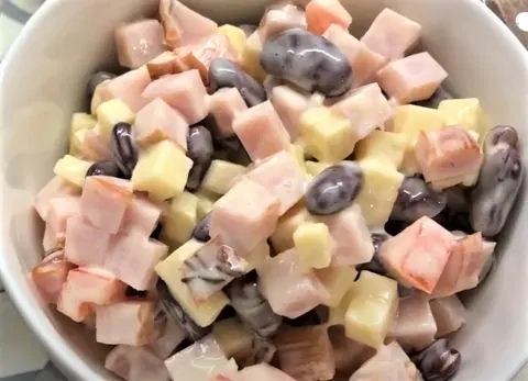 Салат с фасолью, помидорами и сыром
