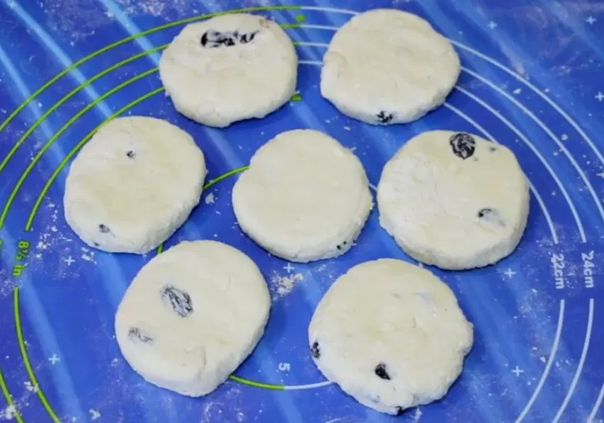 Вкусные творожные сырники с изюмом — шаг 5