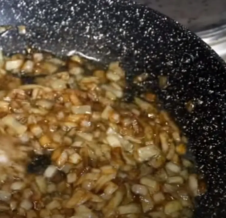 Салат из свеклы с луком и чесноком — шаг 5