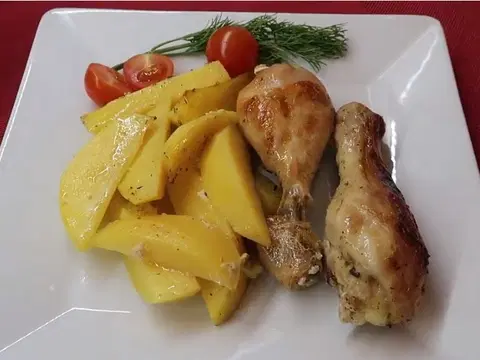 Курица с картофелем, запеченная в кефире с чесноком и травами