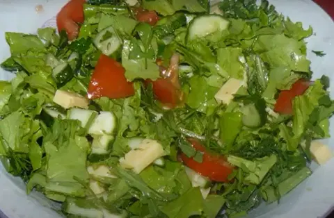 Свежий салат с огурцом, рукколой и салатом айсберг