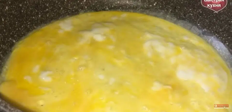 Салат с кальмарами, яблоками и сыром — шаг 2