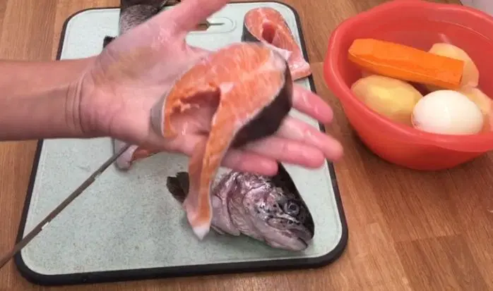 Уха из красной рыбы — шаг 1