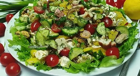 Легкий овощной салат с морепродуктами в масле
