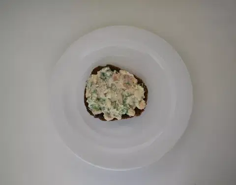 Ароматный риет с красной рыбой и зеленью