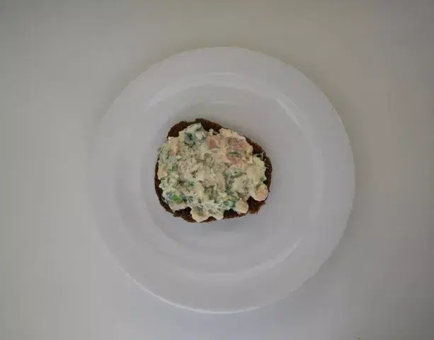 Ароматный риет с красной рыбой и зеленью