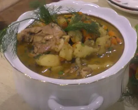 Петух в казане с картофелем и овощами