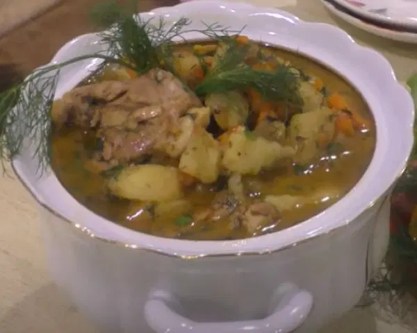 Петух в казане с картофелем и овощами