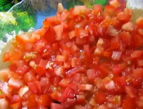 Слоеный салат с помидорами и крабовыми палочками — шаг 1