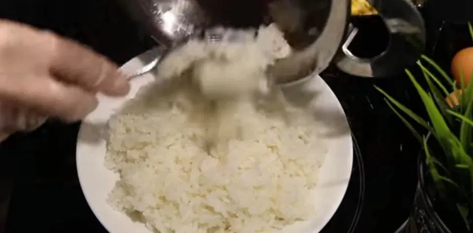 Классический крабовый салат со свежим огурцом — шаг 3